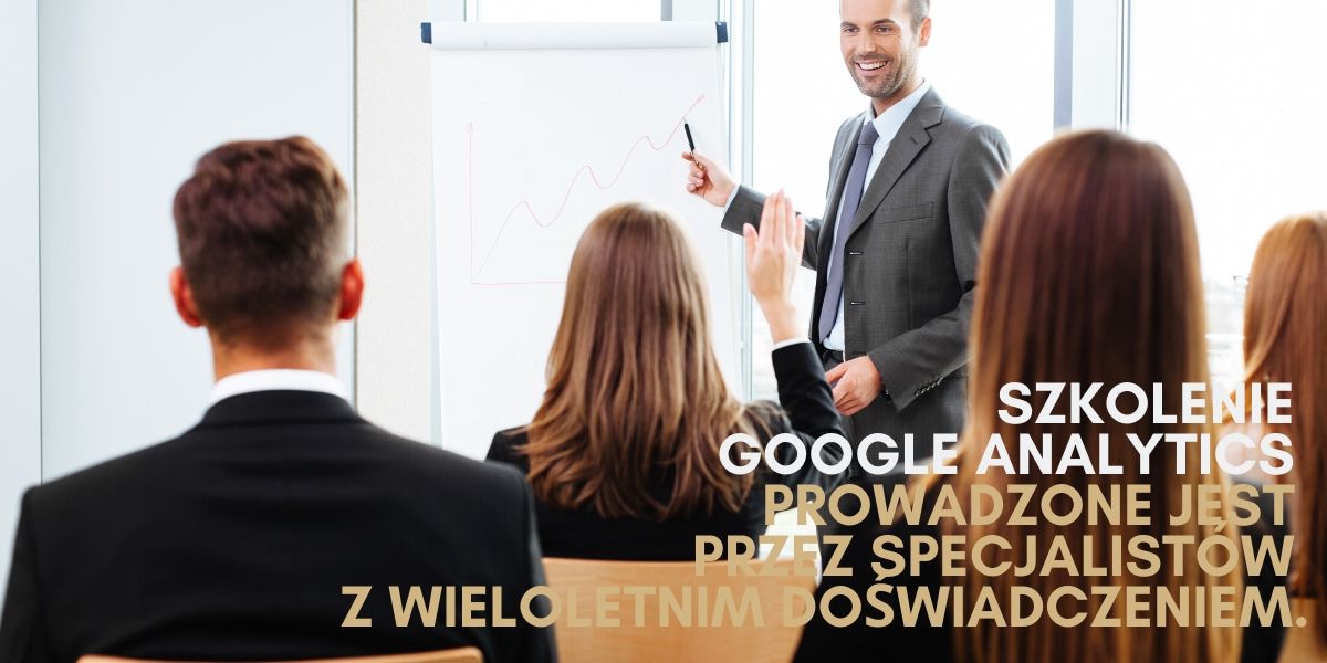 Mężczyzna prowadzi szkolenie Google Analytics