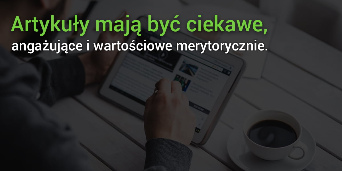 mężczyzna czytający artykuł na tablecie